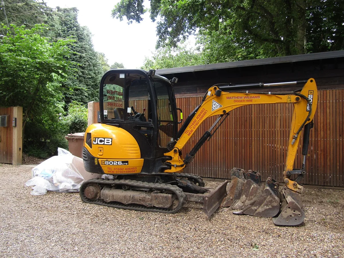 Ilustrační fotografie pásového minibagru JCB 8026 CTS pro zemní a výkopové práce