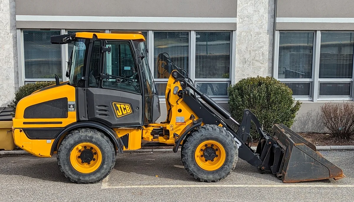Ilustrační fotografie kloubového nakladače JCB 407 v kategorii přibližně 5 t